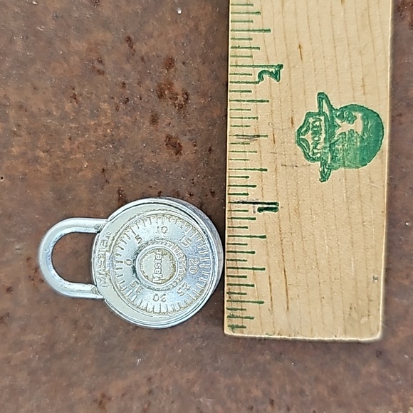 VINTAGE Master Lock Co. Key Fob - Picture 4 of 11